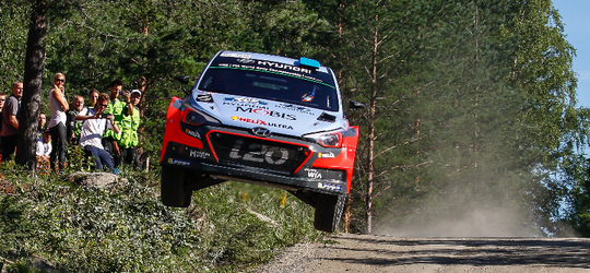 Kevin Abbring met Hyundai New Generation i20 WRC aan de start van spectaculaire Rally Finland